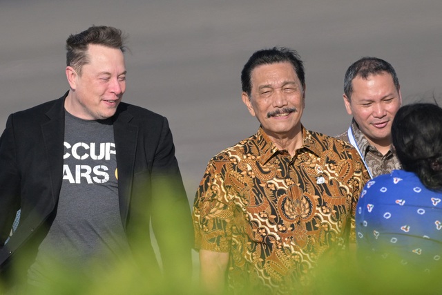 Tỉ phú Mỹ Elon Musk (trái) đi cùng Bộ trưởng Điều phối Đầu tư và Hàng hải Indonesia Luhut Binsar Pandjaitan (giữa) ở đảo Bali của Indonesia vào ngày 19.5