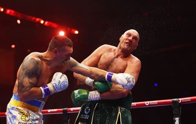 Oleksandr Usyk (trái) chiếm ưu thế trước Tyson Fury