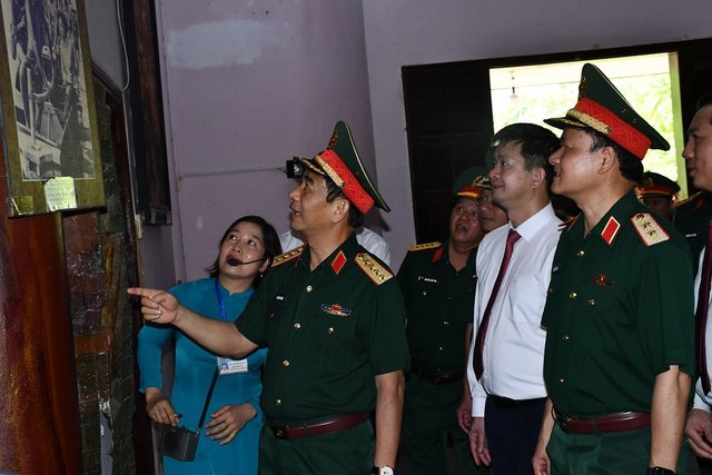 Đại tướng Phan Văn Giang cùng các đại biểu tham quan hiện vật trưng bày tại Di tích lịch sử quốc gia đặc biệt Thành cổ Quảng Trị