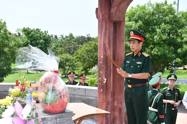 Đại tướng Phan Văn Giang, Bộ trưởng Bộ Quốc phòng và Đoàn đại biểu Quân ủy Trung ương, Bộ Quốc phòng thành kính dâng hương tri ân các anh hùng liệt sĩ tại Thành cổ Quảng Trị