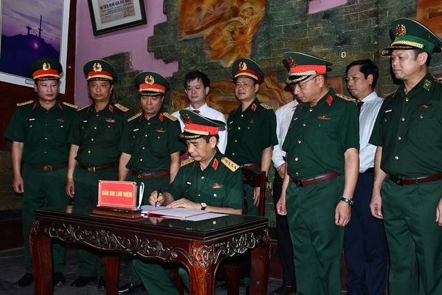 Đại tướng Phan Văn Giang dâng hương, tri ân các anh hùng liệt sĩ tại Quảng Trị- Ảnh 3.
