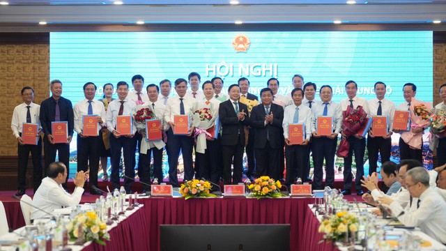 Phó thủ tướng Trần Hồng Hà và Bộ trưởng Bộ KH-ĐT Nguyễn Chí Dũng trao quyết định Quy hoạch vùng Bắc Trung bộ và duyên hải miền Trung thời kỳ 2021 - 2030, tầm nhìn đến năm 2050 cho lãnh đạo các địa phương