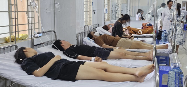 Các nạn nhân bị ngộ độc sau khi ăn bánh mì đang được điều trị tại Bệnh viện đa khoa khu vực Long Khánh