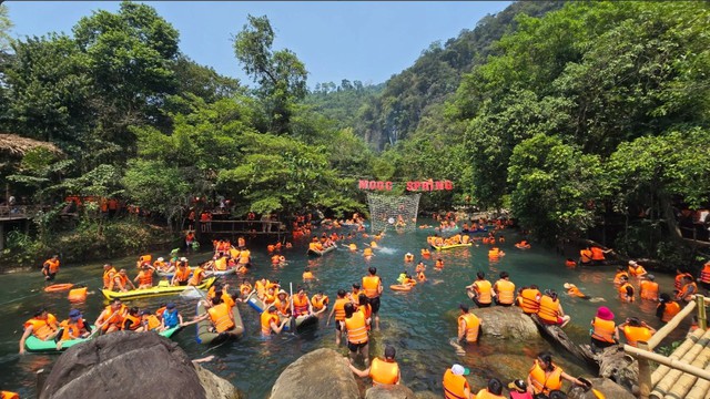 Du khách nườm nượp đổ về các con suối ở vùng núi Quảng Bình