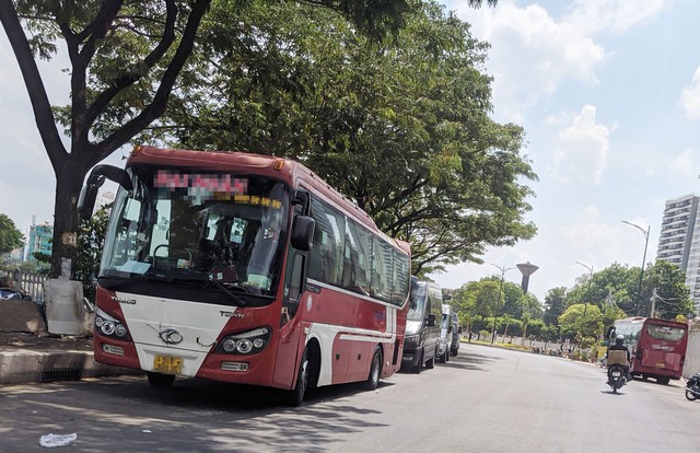 Xe khách thường xuyên đậu trên đường Bình Đông, gây cản trở giao thông