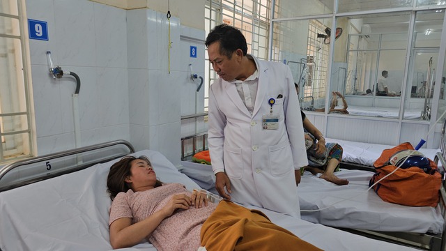 Giám đốc Bệnh viện đa khoa khu vực Long Khánh Phan Văn Huyên thăm hỏi các bệnh nhân