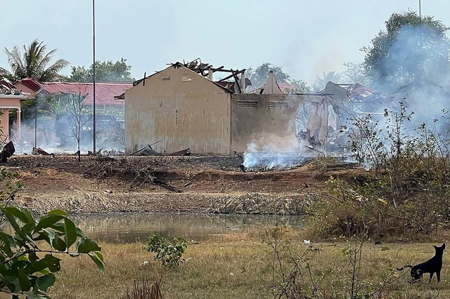 Khói bốc lên từ hiện trường vụ nổ kho đạn ở căn cứ thuộc tỉnh Kampong Speu