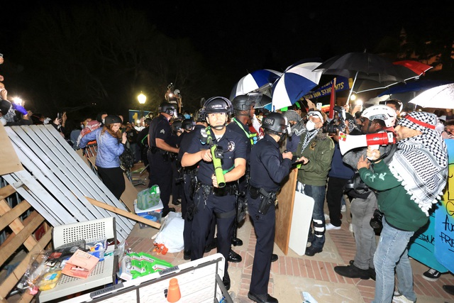 Cảnh sát bên trong khu lều trại của người biểu tình tại UCLA hôm 2.5