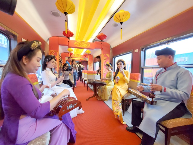 Phục vụ ca Huế trên đoàn tàu du lịch kết nối di sản Huế - Đà Nẵng, tháng 3.2024