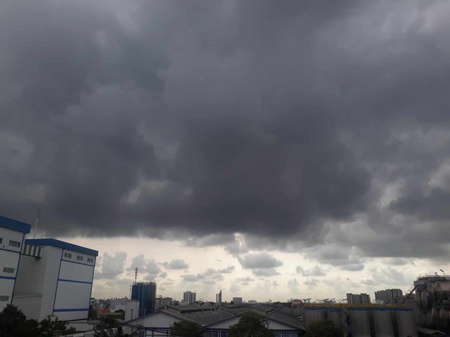 Sáng sớm nay, nhiều người dân phường Hiệp Thành (Q.12) mừng hụt khi mây đen bao trùm cả bầu trời nhưng đến khoảng 9 giờ sáng đã trôi đi mất để lại nắng nóng gay gắt