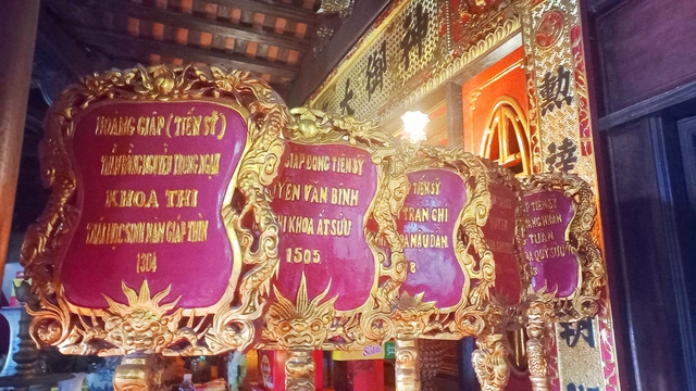 Các tấm biển ghi rõ họ tên tiến sĩ và khoa thi đỗ được trung bày tại đình làng Thổ Hoàng