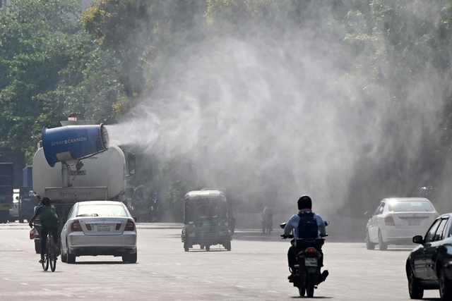 Phun nước trên đường phố để giảm nhiệt ở Dhaka, Bangladesh ngày 27.4.2024