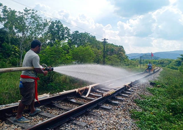 Nắng nóng khiến đường sắt biến dạng ở Thái Lan