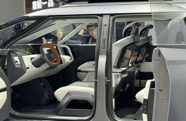 Ở bên trong, xe bán tải concept Dongfeng bố trí 4 chỗ ngồi