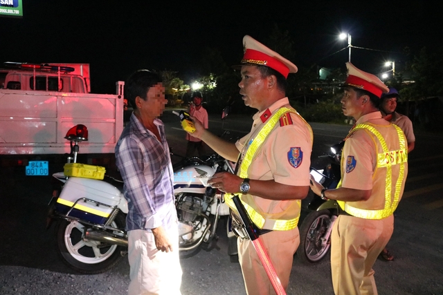 Lực lượng CSGT Công an tỉnh Trà Vinh kiểm soát nồng độ cồn trên các tuyến đường qua tỉnh