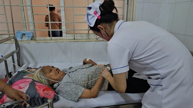 Cụ bà 71 tuổi (nhà xã Bảo Bình, H.Cẩm Mỹ) đang được điều trị tại Bệnh viện đa khoa khu vực Long Khánh