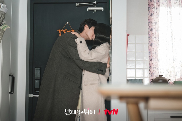 Cảnh hôn của Byeon Woo Seok và Kim Hye Yoon trong tập 8 Cõng anh mà chạy