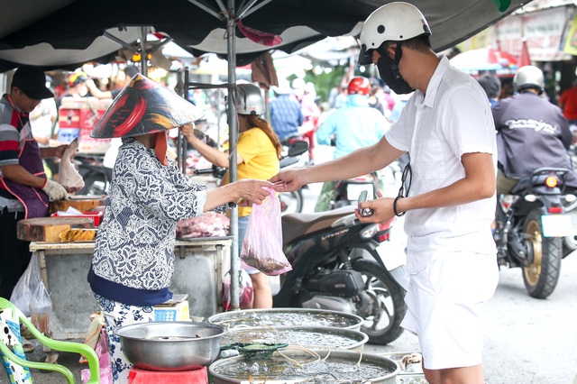 Các chuyên gia kinh tế cho rằng cần giảm thuế để kích cầu tiêu dùng