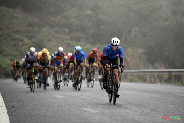 Các tay đua Việt Nam cạnh tranh quyết liệt ở chặng 2 giải xe đạp 