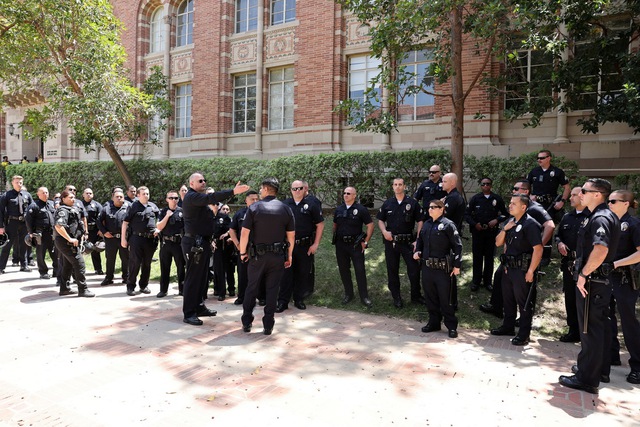 Cảnh sát tập trung tại Đại học California ở Los Angeles hôm 1.5