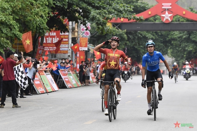Tay đua khoác áo lính tạo kỷ lục cực kỳ ấn tượng giải xe đạp 'Về Điện Biên Phủ 2024’- Ảnh 1.