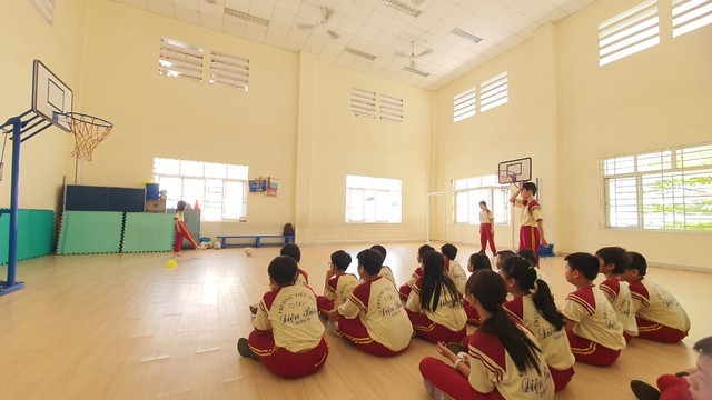 Học sinh Trường tiểu học Điện Biên, Q.10, TP.HCM học thể dục trong nhà đa năng, đảm bảo mát mẻ, tránh được thời tiết nắng nóng