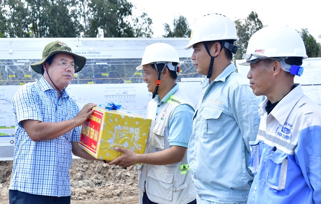 Ông Nguyễn Tiến Hải gửi tặng nhiều phần quà cho người lao động đang làm việc trên công trường