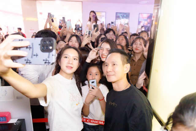 Những ngày qua, vợ chồng Lý Hải - Minh Hà cùng ê kíp tích cực quảng bá cho phim điện ảnh mới