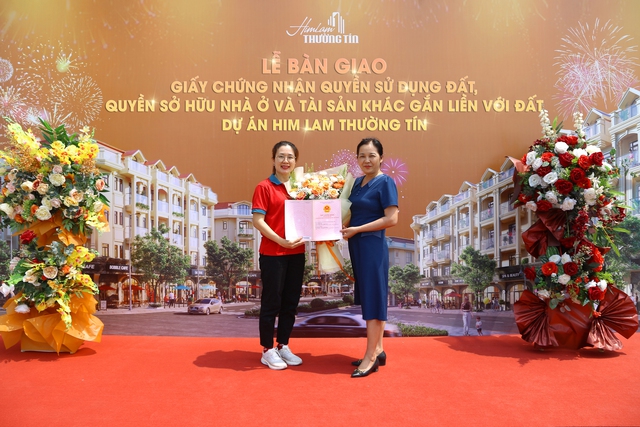 Đại diện chủ đầu tư bàn giao sổ hồng cho cư dân