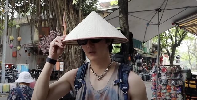 Jung Il Woo đội nón lá khi đến Hà Nội