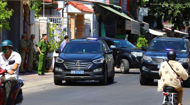 Cơ quan CSĐT  Bộ Công an thực hiện các thủ tục tụng tố tụng tại Bình Thuận hôm 26.4