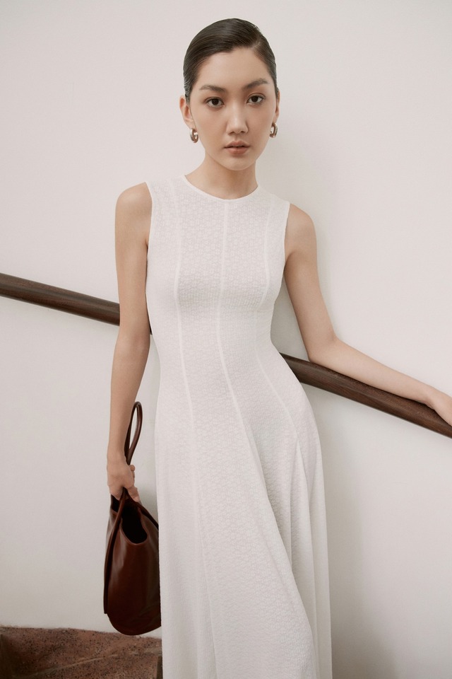 Một trong số những cải tiến đáng chú ý nhất từ loạt váy dài mùa hè của thương hiệu Việt là về chất liệu. Được làm từ vải ren màu trắng ivory, thiết kế ghi dấu cổ điển với phom đầm công chúa cắt rã nhiều mảnh tạo nên độ xòe tự nhiên, mang đến nét kiều diễm thanh lịch đặc trưng cho người mặc
