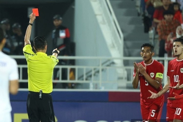 Tình huống trung vệ đội trưởng Rizky Ridho (5) nhận thẻ đỏ trong trận gặp U.23 Uzbekistan ở bán kết
