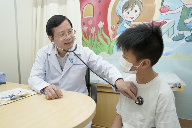 TS-BS Nguyễn Huy Luân khám, tư vấn cho trẻ trước khi tiêm chủng