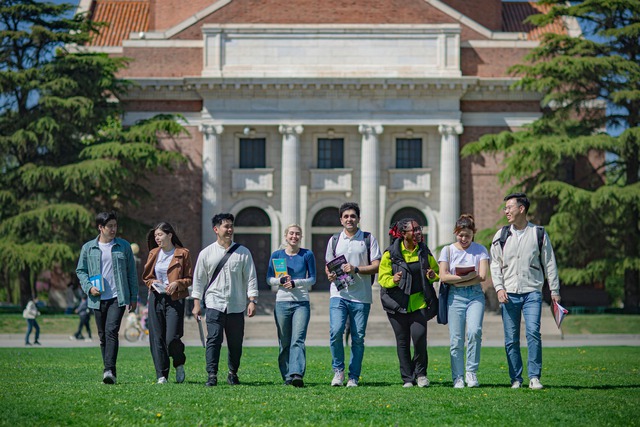 Sinh viên quốc tế tại ĐH Thanh Hoa, ngôi trường hàng đầu Trung Quốc và cũng là nơi sẽ tổ chức kỳ thi tuyển sinh ĐH dành cho du học sinh