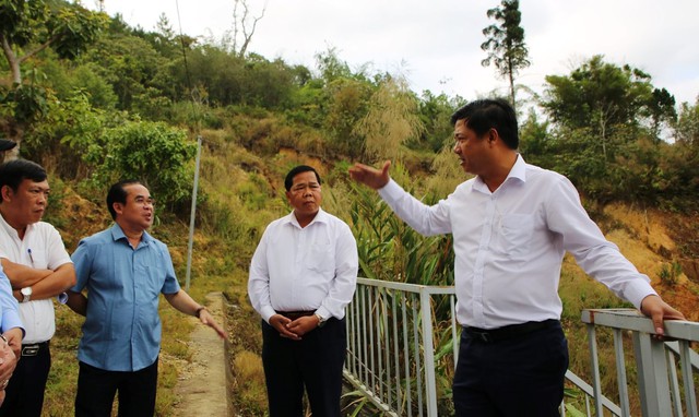 Ông Lương Nguyễn Minh Triết, Bí thư Tỉnh ủy Quảng Nam (đầu tiên bên phải) trực tiếp đi khảo sát, kiểm tra thực tế hiện trạng công trình Trường THPT Võ Chí Công