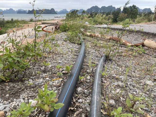 Đường ống D110 mới tinh bên cạnh đường ống cũ còn sót lại