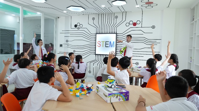 Trường Quốc tế Á Châu là trường phổ thông quốc tế của Việt Nam dạy song song 2 chương trình được công nhận đạt kiểm định quốc tế CIS cùng lúc tất cả 10 campus của hệ thống trường