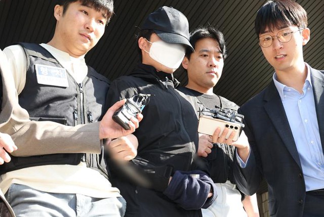 Một sinh viên trường y (đeo khẩu trang) bị đưa đến Văn phòng Công tố quận Seoul với tội danh sát hại bạn gái vào ngày 14.5.2024