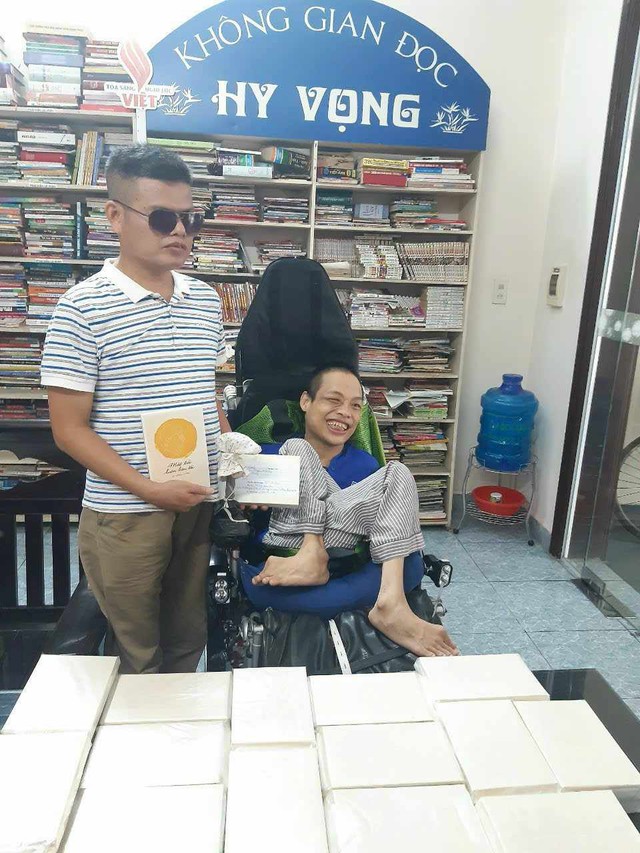 Tác gả Lê Trung Cường (là người khiếm thị) tặng sách cho Không gian đọc Hy Vọng