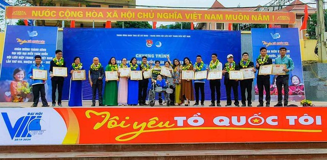 Đỗ Hà Cừ nhận bằng khen bằng khen của Trung ương Hội Liên hiệp Thanh niên Việt Nam