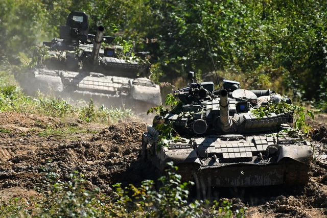 Xe tăng T-80 giúp Nga tiến lên ở Donetsk, Ukraine nói bắn hạ Su-25 của Nga- Ảnh 1.