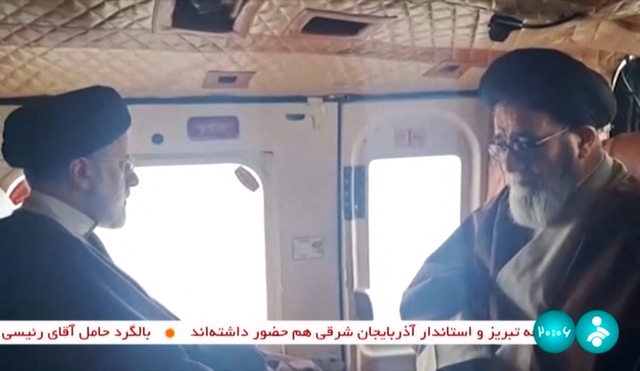 Tổng thống Iran Ebrahim Raisi (trái) trên chiếc trực thăng hôm 19.5
