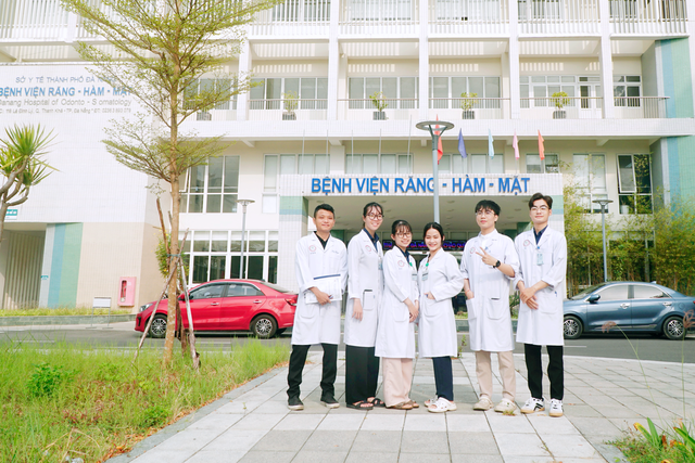 Sinh viên trong đợt thực tập lâm sàng tại Bệnh viện Răng - Hàm - Mặt Đà Nẵng