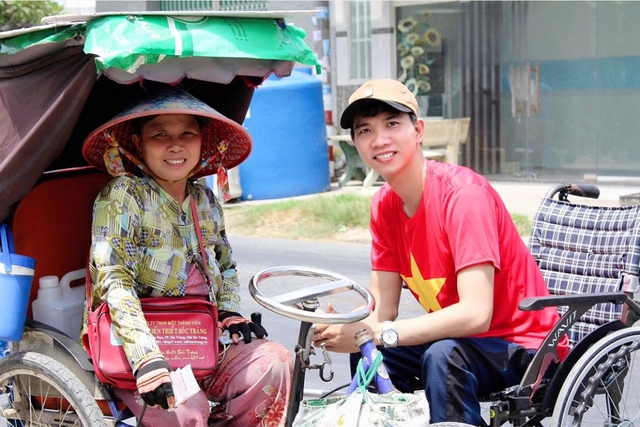 Trên chiếc xe lăn, Đặng Hoàng An đồng hành cùng người khuyết tật một cách bền bỉ, liên tục, nửa thập niên qua