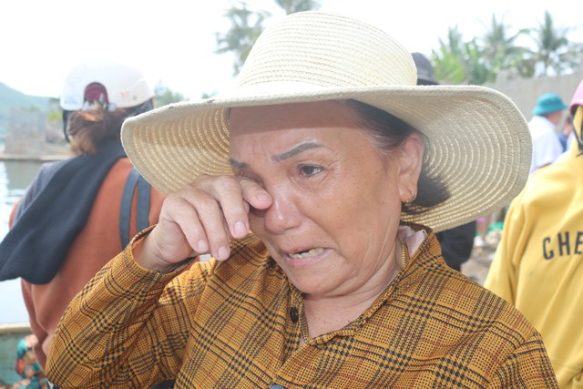 Nhiều ngư dân xã Xuân Thịnh không cầm được nước mắt khi chứng kiến tôm, cá chết hàng loạt