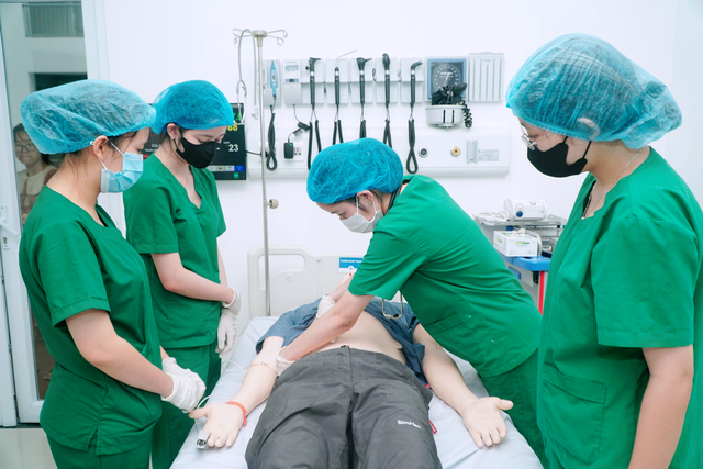 Sinh viên Y khoa thực hành kỹ năng tiền lâm sàng tại bệnh viện mô phỏng của trường