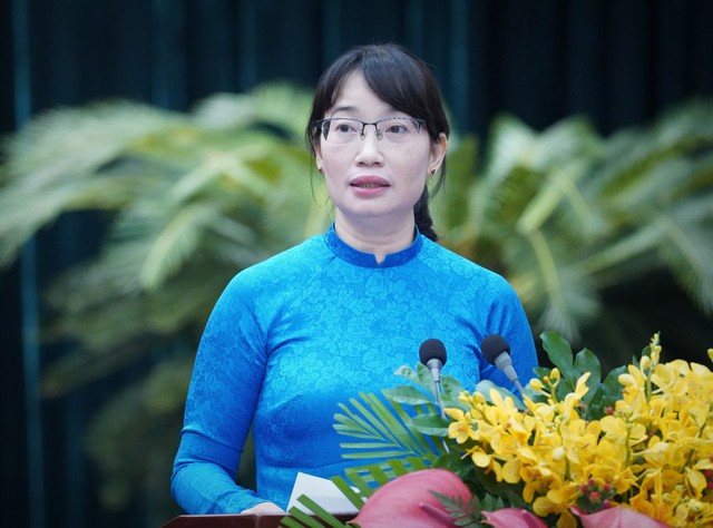 Bà Trần Thị Diệu Thúy phát biểu về chương trình hành động cá nhân tại kỳ họp