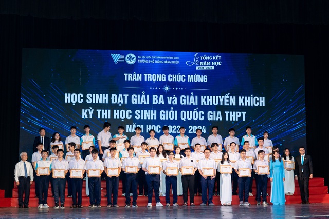 Trao thưởng, vinh danh các học sinh nhà trường đạt giải nhì, ba, khuyến khích kỳ thi học sinh giỏi quốc gia