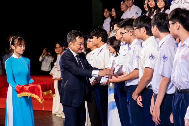 Trường Phổ thông Năng khiếu trao hàng trăm giải thưởng quốc gia, quốc tế cho học sinh- Ảnh 4.